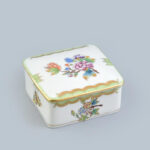 Herendi Viktória mintás porcelán bonbonier, kézzel festett, jelzett, kis kopásnyomokkal, 9×9×4 cm