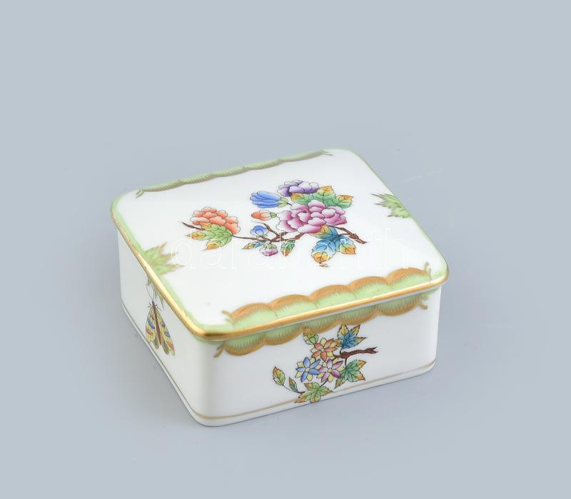 Herendi Viktória mintás porcelán bonbonier, kézzel festett, jelzett, kis kopásnyomokkal, 9×9×4 cm