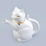 Cica formájú teás kanna. Porcelán, aranyozott, fülén kis lepattanással. 18 cm