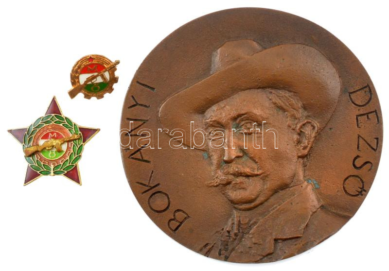 1979. Munkásőrség 5 éves műgyantás szolgálati jelvény díszdobozban (37mm) + miniatűr festett állományjelvény (18x23mm) + Bartos Endre (1930 - 2006) 1987. 'A Munkásőrség Bokányi Dezső bajai egysége megalakulásának 30.