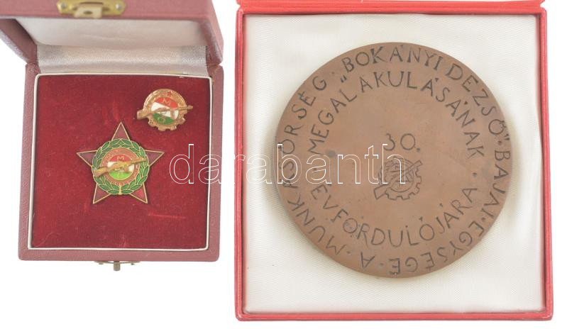 1979. Munkásőrség 5 éves műgyantás szolgálati jelvény díszdobozban (37mm) + miniatűr festett állományjelvény (18x23mm) + Bartos Endre (1930 - 2006) 1987. 'A Munkásőrség Bokányi Dezső bajai egysége megalakulásának 30. - Image 2