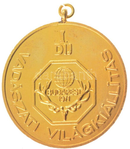 Olcsai Kiss Zoltán (1895-1981) 1971. 'Vadászati Világkiállítás I. Díj' kétoldalas aranyozott bronz emlékérem füllel (45mm) T:1,1-