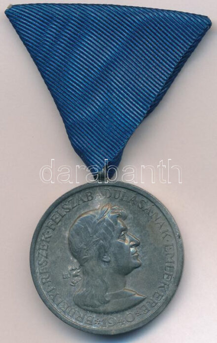 1940. 'Erdélyi részek felszabadulásának emlékére' Zn emlékérem mellszalaggal. Szign.: Berán T:2 Hungary 1940. 'Commemorative Medal for the Liberation of Transylvania' Zn medal with ribbon. Sign.: Berán C:XF NMK 428.