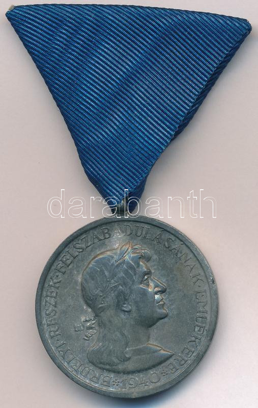 1940. 'Erdélyi részek felszabadulásának emlékére' Zn emlékérem mellszalaggal. Szign.: Berán T:2 Hungary 1940. 'Commemorative Medal for the Liberation of Transylvania' Zn medal with ribbon. Sign.: Berán C:XF NMK 428.