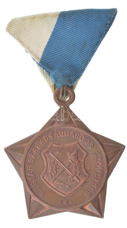 ~1950. 'Magyar Szabadságharcos Szövetség' csillag alakú, bronz motoros jelvény mellszalaggal. Szign.: Fonyó (53x53mm) T:2 foltos mellszalag - Image 2