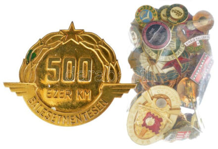 27darabos vegyes, főleg katonai jelvény tétel, közte 'MHSZ' Magyar Honvédelmi Szövetség (9xklf), 'A B.M. határőrség kiváló szakaszparancsnoka, '500 ezer km balesetmentesen' T:1-2 zománchiba, sérült függesztés