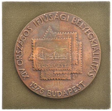 Szabó Gábor (1940-) 1976. 'XIV. Országos Ifjúsági Bélyegkiállítás - 1976 Budapest' bronz emlékérem filcanyagra erősítve, eredeti fóliatokban (78mm) T:2