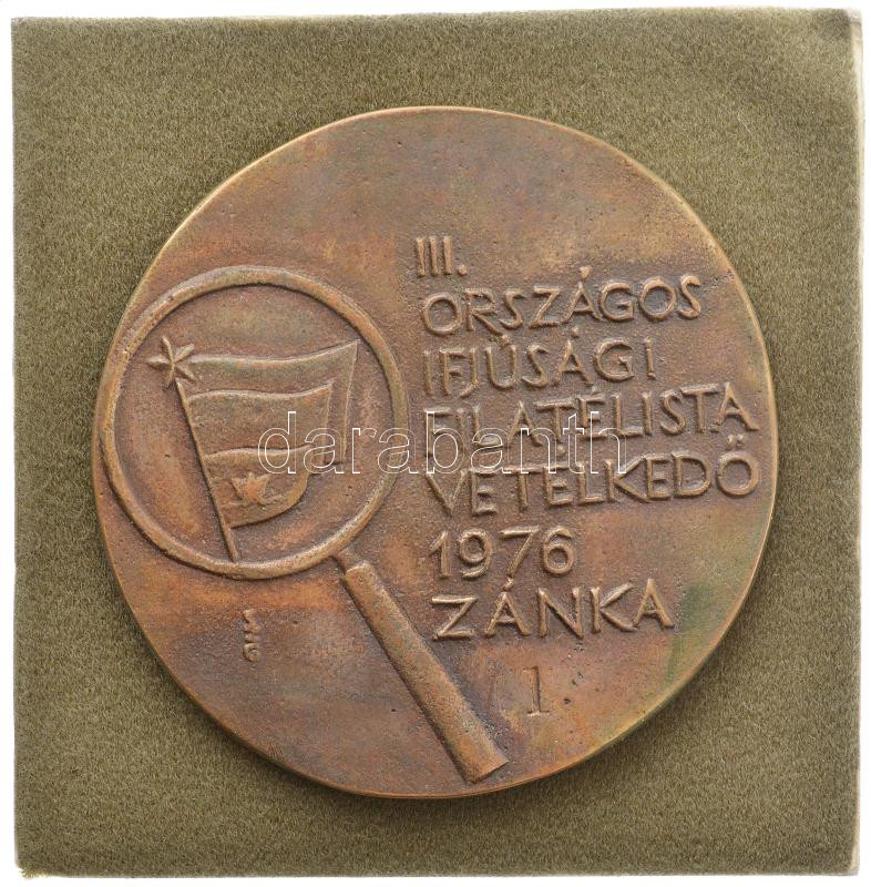 Szabó Géza (1939-2018) 1976. 'III. Országos Ifjúsági Filatélista Vetélkedő Zánka - 1. díj' bronz díjérem filcanyagra erősítve, eredeti fóliatokban (78mm) T:2