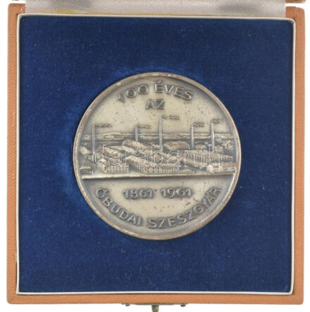 1961. '100 éves az Óbudai Szeszgyár 1861-1961' egyoldalas ezüstpatinázott bronz emlékérem tokban (60mm) T:2 ph, kopott ezüstözés