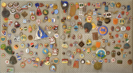 ~200db-os vegyes, nagyrészt zománcozott vagy műgyantás jelvény és kitűző tétel zöld színű műbőr berakóban, közte '1919. Tanácsköztársaság Emléktúra, 1935. Orsz. Szöv. Pécsi Festőnapok, 1948. A Magyar Sportoló Ifjúság