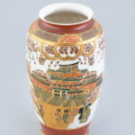 Japán porcelán váza, jelzett, kopásokkal, m: 19 cm