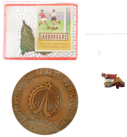 ~1960-1980. 3 darabos szocialista tétel 1970. 'Szövetkezeti munkáért jubileumi emlék' kétoldalas bronz emlékérem (70mm) + DN labdarúgó Al műgyantás emlékplakett eredeti dobozban, 'Labdarúgás - A magyar labdarúgók szövetségének