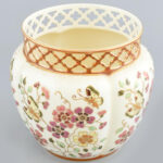 Zsolnay porcelán pillangó mintás áttört kaspó. Kézzel festett, jelzett, hibátlan. d: 18 cm, m: 17 cm