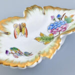 Herendi porcelán Viktória mintás leveles tálka, kézzel festett, jelzett, kis kopásnyomokkal, 14,5×8 cm