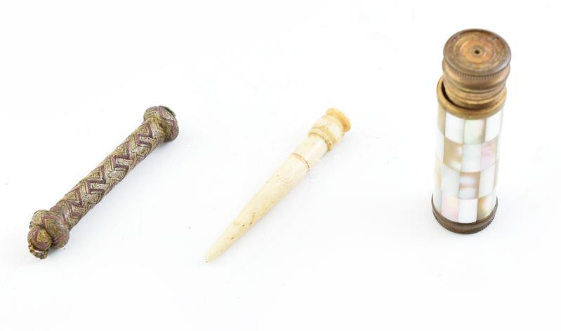 3 db régi parfümtartó, kopásokkal, h: 6 cm