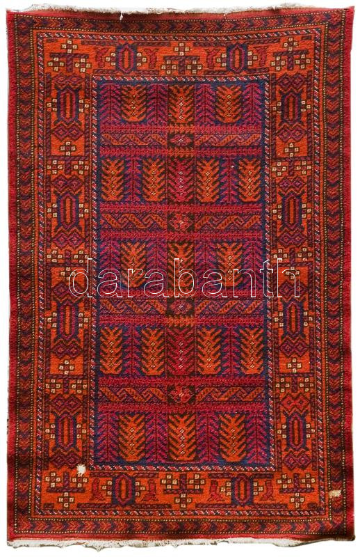 Régi pakisztáni bordó színtónusú, gördesz csomózású kasmírgyapjú szőnyeg. 180x113 cm, kopott. Sérült.