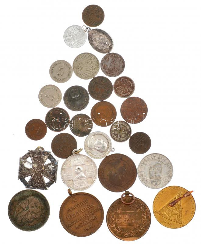 Kis doboznyi (26db) vegyes magyar és külföldi érme, vallási emlékérem, kitüntetés tétel, közte 1947. 5Ft Ag 'Kossuth' + 1898. 'Jubileumi Emlékérem a Fegyveres Erő Számára / Signum memoriae (AVSTR)' bronz kitüntetés mellszalag