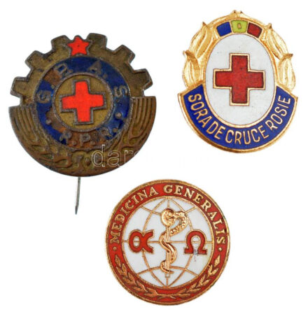 Románia ~1980-1990. 'A Vöröskereszt ápolója' zománcozott tombak jelvény + 'G.P.A.S. - R.P.R. (Egészségügyi Védelem - Román Népköztársaság)' zománcozott Cu jelvény + 'Medicina Generalis' zománcozott tombak jelvény T:1,2-