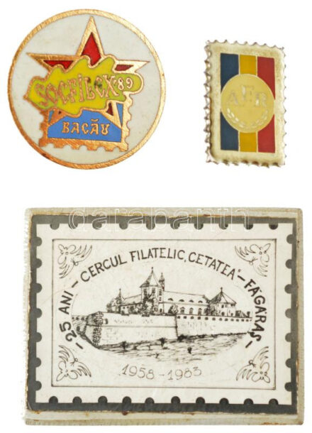 Románia 1983-1989. 3 darabos filatélia tematikájú tétel 1983 '20 éves a Filatéliai Kör - Fogaras 1958-1983' műanyag jelvény (36x47mm) + DN 'AFR (Román Filatélia Egyesület)' műgyantás fém jelvény (20x14mm) + 1989. 'Socfilex'89 -