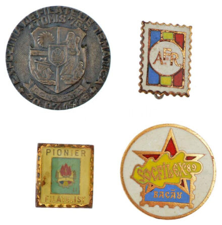 Románia ~1970-1980. 3xklf filatélia tematikájú tétel 'Kezdő bélyeggyűjtő' műgyantás fém jelvény (18x15mm) + 'AFR (Filatélia Egyesület, Románia)' zománcos tombak jelvény (20x15mm) + 1989. 'Socfilex'89 Bacău' zománcos tombak