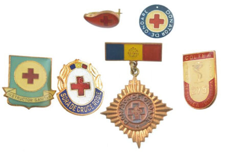 Románia ~1980-1990. 5 darabos egészségügyi témájú zománcos és műgyantás fém jelvény tétel, közte 'A Vöröskereszt ápolója','Tiszteletbeli véradó','Egészségügyi oktató' T:1- Romania ~1980-1990. 5 pieces healthcare themed