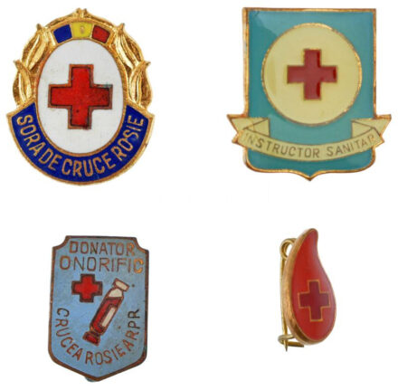 Románia, ~1980. 4 darabos egészségügyi témájú zománcos és műgyantás fém jelvény tétel, közte 'Egészségügyi előadó','Tiszteletbeli véradó' T:1-sérült műgyanta Romania ~1980. 4 pieces healthcare themed synthetic resin metal