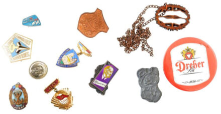 10 darabos magyar és külföldi jelvény tétel, közte 'Dreher sör 1854','Tamási Áron Líceum - Székelyudvarhely','AVSAP - A Hovédelmet Támogató Önkéntesek Egyesülete' + Cu nyaklánc feketedió medállal T:1 - 2- anyaghiány, hiányzó