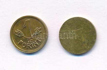 ~1970. 1Ft egyoldalas sárgaréz mini pénz Kádár címer nélkül 'pöttyös hátlap' (13mm) + veretlen nyers lapka T:1-