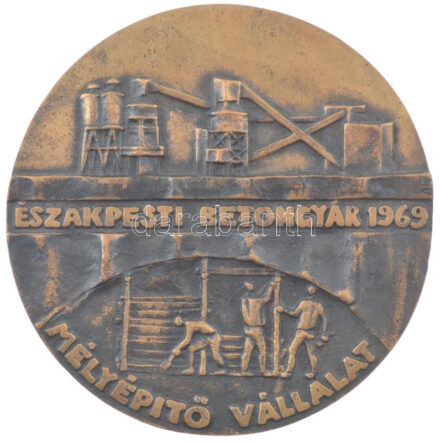 1969. 'Északpesti Betongyár 1969 Mélyépítő Vállalat' egyoldalas bronz emlékérem (104mm) T:1-