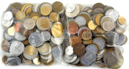 Vegyes, magyar és külföldi érmetétel mintegy ~1kg súlyban T:vegyes Mixed, Hungarian and foreign coin lot (~1kg) C:mixed