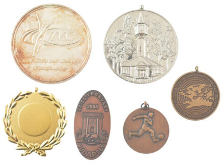 6db-os vegyes sport díj-, és emlékérem tétel, közte Tóth Sándor (1933-2019) 1998. '9th ARDF World Championships Hungary Nyíregyháza / Nyíregyháza, Sóstó' kétoldalas fém emlékérem füllel (65mm) T:2 patina