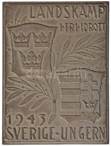 Svédország 1943. 'Nemzetközi szabadverseny - 1943 Svédország-Magyarország' ezüstözött bronz atlétikai díjplakett 'Z Westins Stockholm' gyártói jelzéssel és '4x100m 1. Pris' gravírozással a hátoldalán. Szign.: S. Skold (60x80mm)