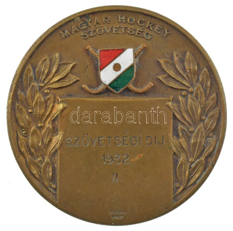 1932. 'Magyar Hockey Szövetség - Szövetségi Díj 1932 II.' bronz jégkorong díjérem a szövetség zománcozott címerével és 'Berán N BPest' gyártói jelzéssel (51mm) T:1-,2