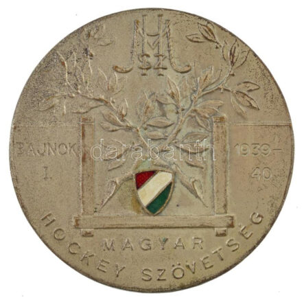 1940 .'MHSZ - Magyar Hockey Szövetség - Bajnok I. 1939-40' ezüstözött fém díjérem a szövetség zománcozott címerével. Ebben a szezonban a három fővárosi klub mellett először vidéki csapatok is indultak, mégpedig az első bécsi