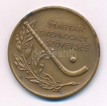 1930. 'Magyar Gyephockey Szövetség' bronz gyeplabda díjérem, hátoldalán '1930. Bajnokság III.' gravírozással. Ebben a szezonban a bajnokságot a MAC csapata nyerte 22 ponttal, az ezüstérmet pedig a Magyar HC szerezte meg 21 pontjával.