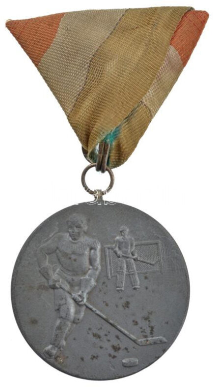 1949. 'Magyar Korcsolyázó és Hoky Szövetség' kétoldalas Zn díjérem mellszalagon, '1948-1949. Bajnok II.' gravírozással. Ebben a szezonban a bajnokságot az MTK csapata nyerte 16 ponttal, a 2. helyen pedig a Ferencváros csapata végzett