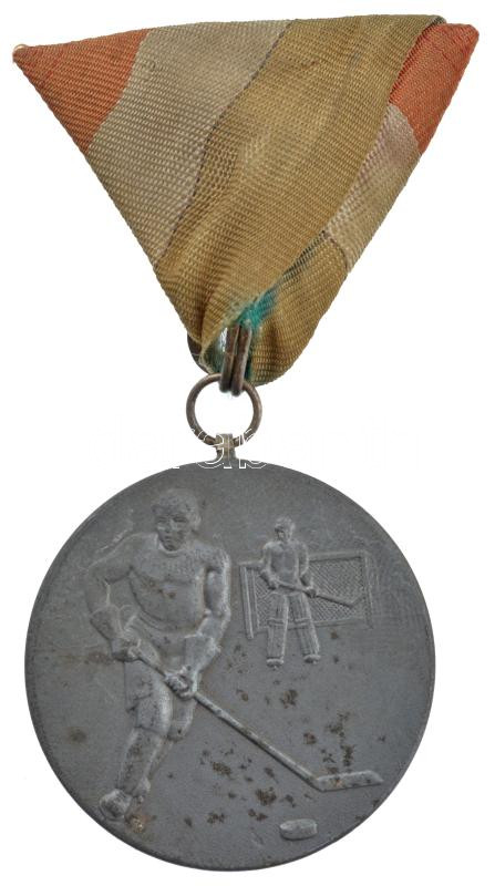 1949. 'Magyar Korcsolyázó és Hoky Szövetség' kétoldalas Zn díjérem mellszalagon, '1948-1949. Bajnok II.' gravírozással. Ebben a szezonban a bajnokságot az MTK csapata nyerte 16 ponttal, a 2. helyen pedig a Ferencváros csapata végzett