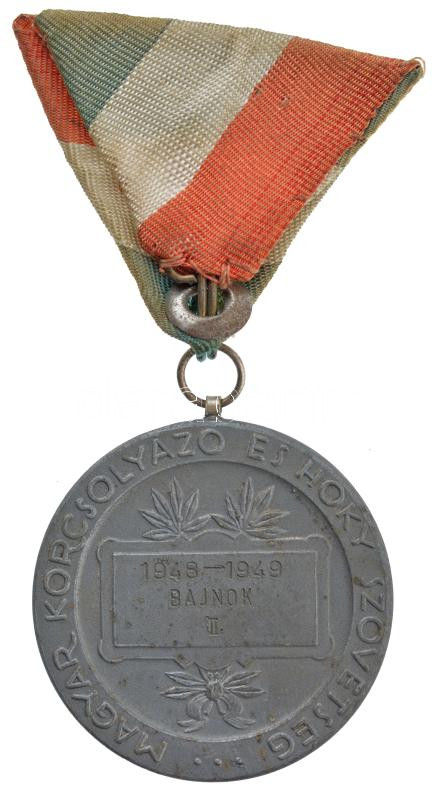 1949. 'Magyar Korcsolyázó és Hoky Szövetség' kétoldalas Zn díjérem mellszalagon, '1948-1949. Bajnok II.' gravírozással. Ebben a szezonban a bajnokságot az MTK csapata nyerte 16 ponttal, a 2. helyen pedig a Ferencváros csapata végzett - Image 2