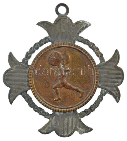 1943. fém súlyemelő díjérem füllel, hátoldalán '1943. évi Országos Súlyemelő Bajnok' gravírozással (48x48mm). Ebben az évben a Hunyadi, Kiss Gy., Kiss P., Burányi, Végvári fémjelezte WMTK (Csepel) nyerte a súlyemelő