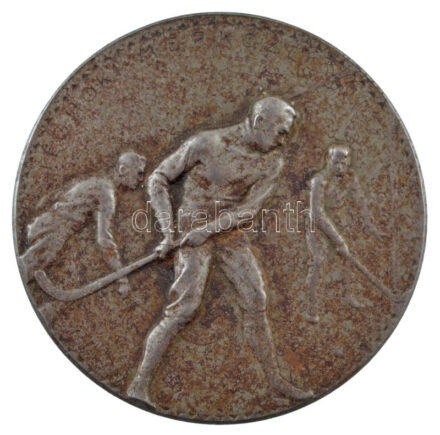 Beck Ö. Fülöp (1873-1945) / Zsákodi Csiszér János (1883-1953) 1915. 'Budapesti Korcsolyázó Egylet - alakult 1869 / Jéghoki mérkőzés díja' Fe díjérem (40mm) T:1- patina