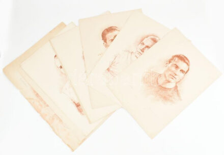 Különféle művészek, össz. 14 db mű: Az Aranycsapat tagjairól (Puskás, Bozsik, Grosics, Czibor, Kocsis, Hidegkuti, Buzánszky stb.), Szepesi Györgyről készült portré és a Népstadion madártávlatból. Litográfia, papír. Jelzett.