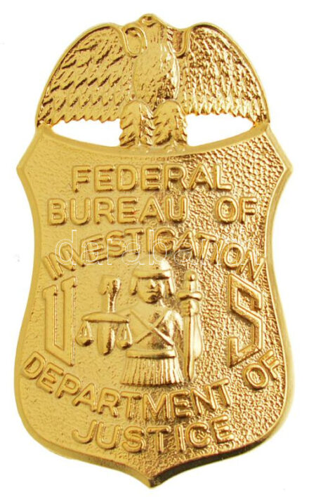 USA DN 'Szövetségi Nyomozó Iroda (FBI) ' aranyozott fém jelvény tanúsítvánnyal, tokban (49x29mm) T:1 USA ND 'Federal Bureau of Investigation (FBI)' gilt metal badge with certificate, in case (49x49mm) C:UNC