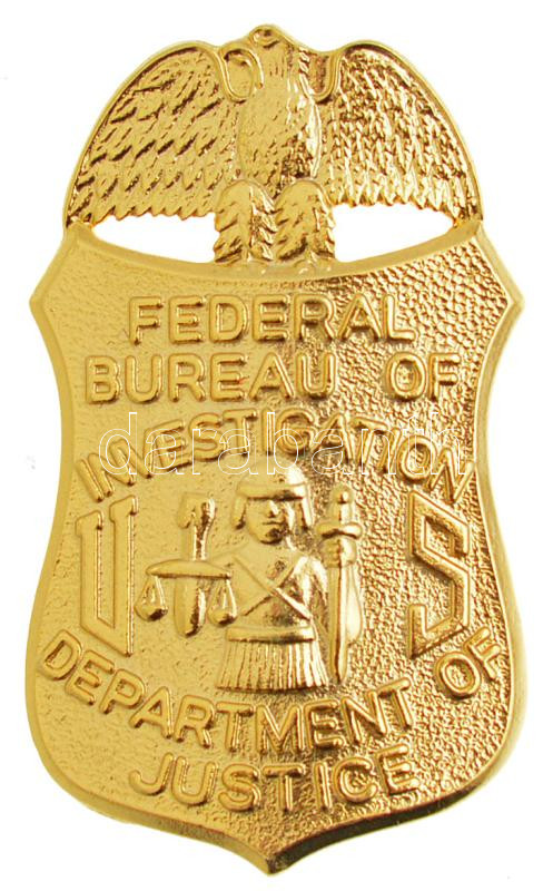 USA DN 'Szövetségi Nyomozó Iroda (FBI) ' aranyozott fém jelvény tanúsítvánnyal, tokban (49x29mm) T:1 USA ND 'Federal Bureau of Investigation (FBI)' gilt metal badge with certificate, in case (49x49mm) C:UNC