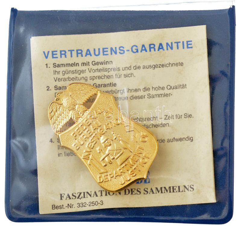 USA DN 'Szövetségi Nyomozó Iroda (FBI) ' aranyozott fém jelvény tanúsítvánnyal, tokban (49x29mm) T:1 USA ND 'Federal Bureau of Investigation (FBI)' gilt metal badge with certificate, in case (49x49mm) C:UNC - Image 3