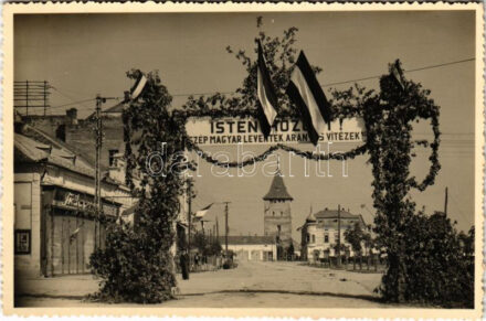 1940 Nagyszalonta, Salonta; bevonulás, 'Isten hozott szép magyar leventék, aranyos vitézek!' feliratú díszkapu, drogéria / entry of the Hungarian troops, decorated gate, drugstore, drogerie. photo