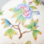 Herendi Viktória mintás bonbonniere. Kézzel festett, jelzett, kopott. d: 11,5 cm - Image 3
