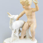 Schaubachkunst porcelán puttó gyermekkel. Kézzel festett, jelzett, sérült, ragasztott. 16 cm
