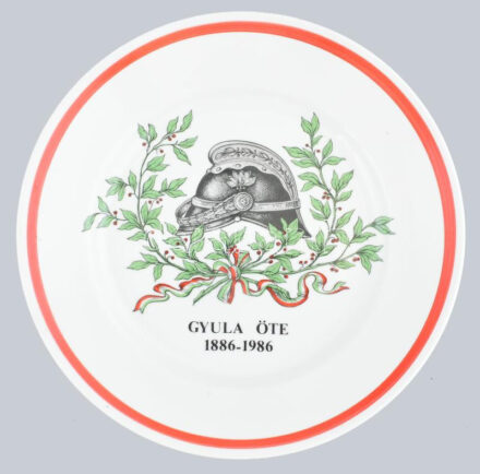 Hollóházi Gyulai Önkéntes Tűzoltó Egyesület 1886-1986. Porcelán dísztányér. Matricás, jelzett, hibátlan 26 cm