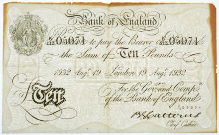 Nagy-Britannia 1932. 10Ł a második világháborús 'Bernhard művelet' hamis bankjegye 'K113 05071', elszíneződés a jobb, bal és felső éleken, szokásos tűnyommal T:III Great Britain 1932. 10 Pounds fake banknote of 'Operation Bernhard'