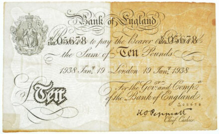 Nagy-Britannia 1938. 10Ł a második világháborús 'Bernhard művelet' hamis bankjegye 'K199 05678', elszíneződés a teljes jobb oldalon, szokásos tűnyommal T:III- jobb alsó sarok ragasztva, hajtás mentén szakadás Great Britain 1938. 10